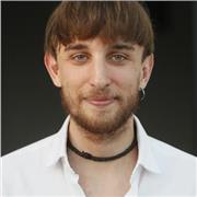 Soy Antonio, traductor e intérprete de idiomas. Tengo un máster de profesorado. Doy clases de francés e inglés